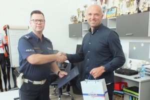 Policjant składa podziękowania dla Pana Marcina Mientkiego