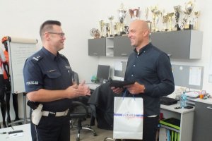 Policjant składa podziękowania dla Pana Marcina Mientkiego