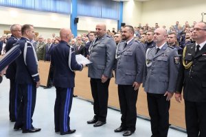 uroczystość w auli - Komendant Główny Policji wręcza medal