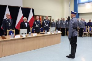 uroczystość w auli - złożenie meldunku przed stołem prezydialnym