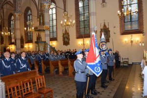 uroczystość w kościele - poczet sztandarowy