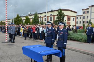 uroczysta promocja oficerska - Komendant Główny Policji wraz z Zastępcą stoją przed stolikiem, na którym ułożono dwie szable