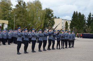 uroczysta promocja oficerska - pokaz musztry paradnej, akrobacje z bronią