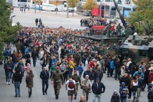 wystawa sprzętu wojskowego na błoniach Stadionu Narodowego