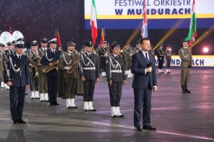 Minister Obrony Narodowej Mariusz Błaszczak -  w tle orkiestra wojskowa