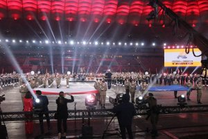 na płycie Stadionu Narodowego stoją wspólnie wszystkie orkiestry