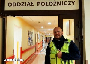 Policjant, który przywiózł rodzącą panią do szpitala przed oddziałem położniczym