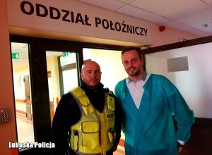 Policjant z ojcem dziecka, które urodziło się po pilotażu