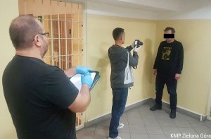 Na zdjęciu widnieje zatrzymany w sprawie oszustwa metodą na policjanta