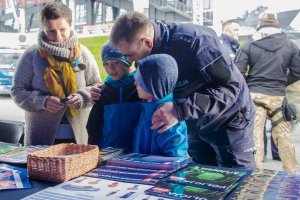 stoisko promocyjne Biura Komunikacji Społecznej Komendy Głównej Policji