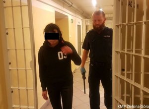 Na zdjęciu widnieje zatrzymana w sprawie oszustwa metodą na policjanta