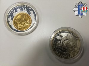 fałszywe monety wprowadzane do sprzedaży