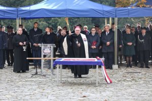 Poświęcenie przez biskupa sztandaru KPP w Krakowie