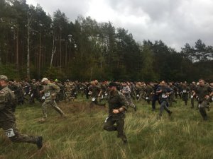 Na zdjęciu widnieją uczestnicy XXIII Biegu o nóż komandosa im. gen. broni Włodzimierza Potasińskiego