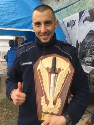 Zwyciężca biegu wraz z trofeum