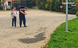 policjant z zatrzymanym mężczyzną