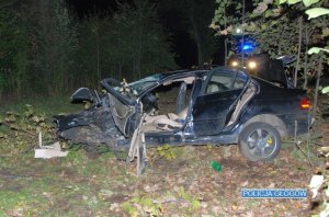 Wypadek samochodowy - auto znalazło się daleko od drogi