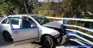 Uszkodzone auto po wjechaniu w barierki