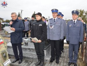 uczestnicy uroczystości policjanci i uczniowie klas mundurowych