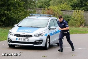 policjant wybiegający z radiowozu