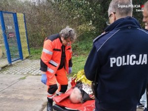 Służby medyczne i policja przy odnalezionym 80- latku