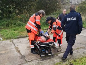 Służby medyczne i policja przy odnalezionym 80- latku