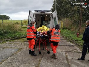 Służby medyczne i policja przy odnalezionym 80- latku