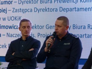 Zdjęcie przedstawia Dyrektora Biura Prewencji KGP w trakcie wypowiedzi.