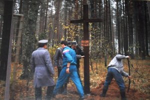 Polscy policjanci po raz pierwszy na miejscu kaźni w Miednoje.