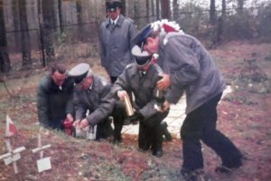 Pobranie ziemi z miejsca pochówku polskich policjantów w Miednoje.