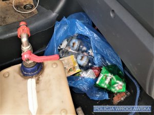 Widoczne puste butelki po alkoholu we wnętrzu pojazdu