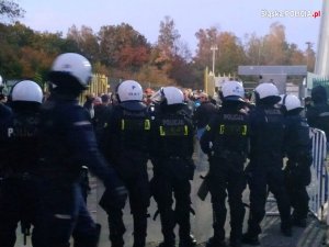 Policjanci prowadzą czynności z pseudokibicami