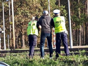 Policjanci ratujący mężczyzne który chciał popełnić samobójstwo