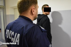 Mężczyzna zatrzymany przez policjantów.