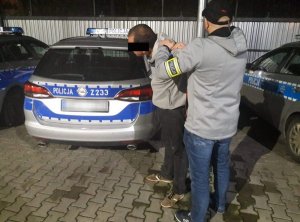 Policjant z zatrzymanym mężczyzną