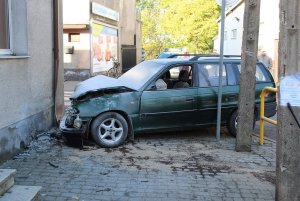 uszkodzony samochód, którym pijana kobieta uderzyła w budynek