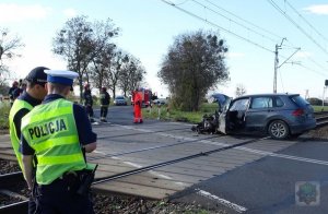 samochód po zderzeniu z pociągiem