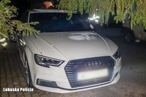 samochód marki audi