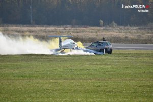 Na płycie lotniska samolot sportowy i samochód osobowy, który zderzył się z samolotem