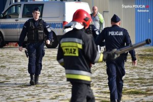 policjanci i strażacy w trakcie dowodzenia akcją ratowniczą