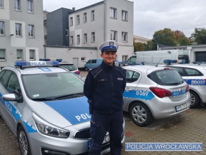 Policjant który udzielił pomocy kobiecie