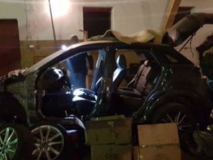zlikwidowana dziupla samochodowa - widoczne części samochodowe oraz pojazdy