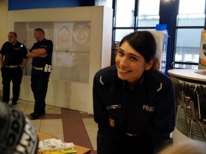 „BEZPIECZNIE – CHCE SIĘ ŻYĆ 2019“ - policjantka przy stoisku policyjnym