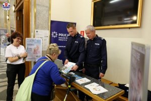 Stoisko policyjne - Policjanci mówią o skimmingu podczas dni otwartych w NBP