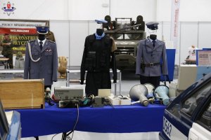 wystawa eksponatów, m. in. umundurowania, sprzętów oraz pojazdów policyjnych z Izby Pamięci