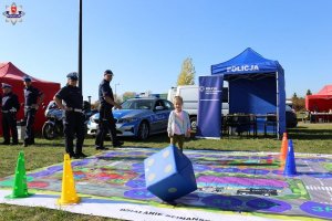 dzieci grają w grę pod okiem policjantów