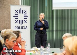 Policjantka prowadząca spotkanie