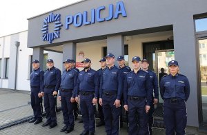 grupa policjantów przed komisariatem policji