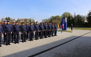 policjanci oraz zaproszeni goście na placu podczas uroczystości