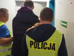 Prowadzony nastolatek w eskorcie policjantów